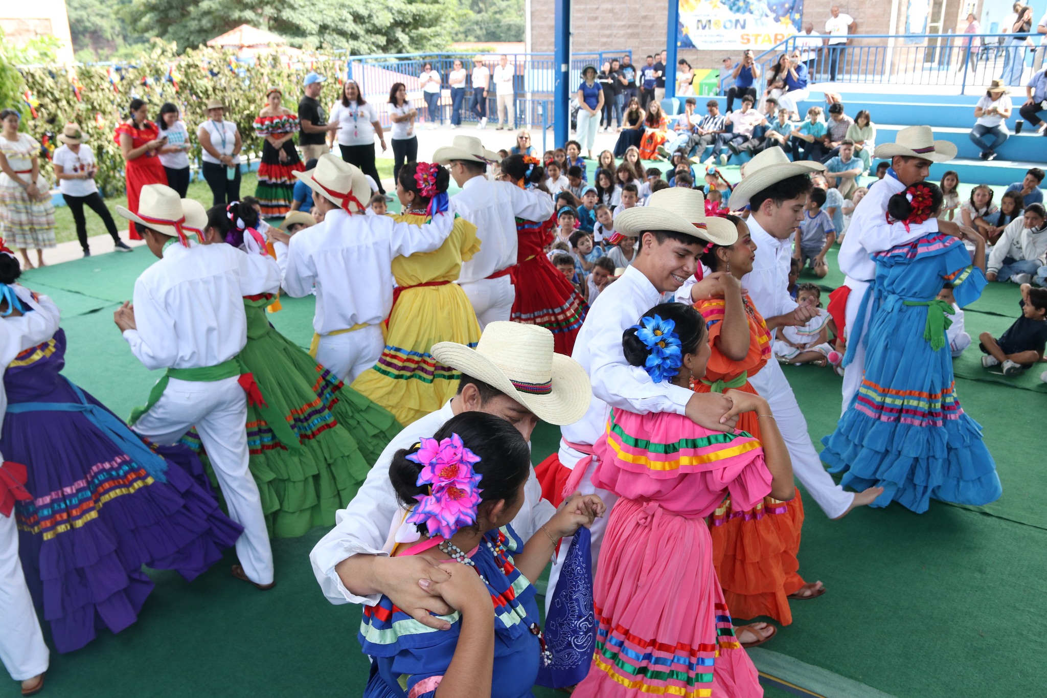 Show Cultural y Étnico en la Discovery School 